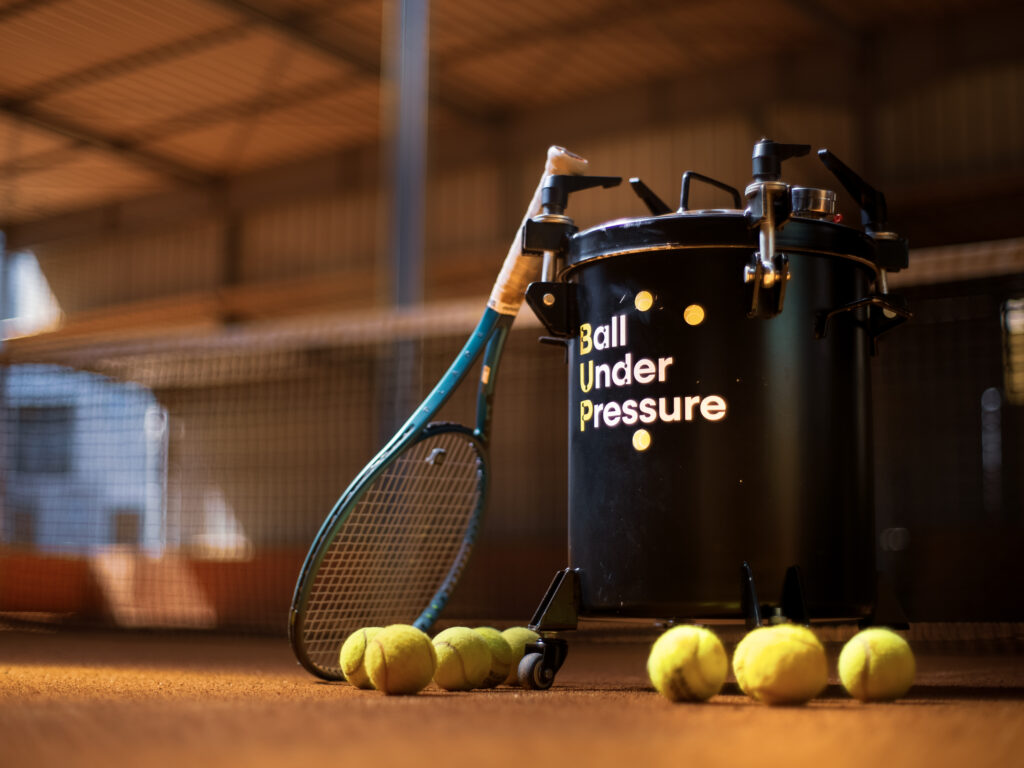 Pressurisateur de balles de tennis Ball Under Pressure - Vue réelle du produit en utilisation.