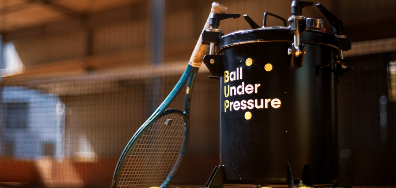 BUP-09 Pressurisateur de balles de tennis Ball Under Pressure - Vue réelle du produit en utilisation.